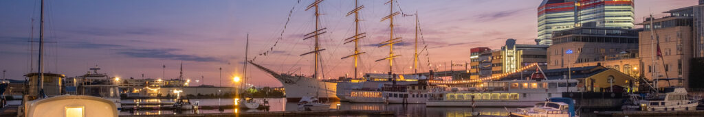 Göteborgs hamn i solnedgången, en symbol för JV Bygg AB:s bas i Västra Sverige.